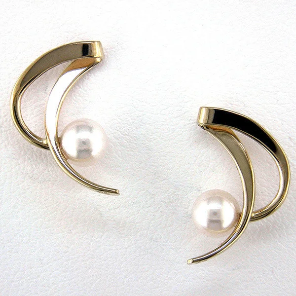 ladies earrings emerald-Pearl Curve Earrings